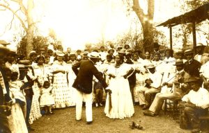 Indígenas y esclavos bailando la cumbia